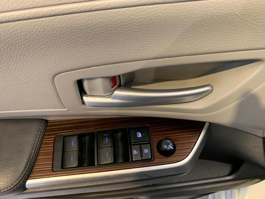 2021 Toyota Sienna XLE FWD 8-Passenger (Natl) photo