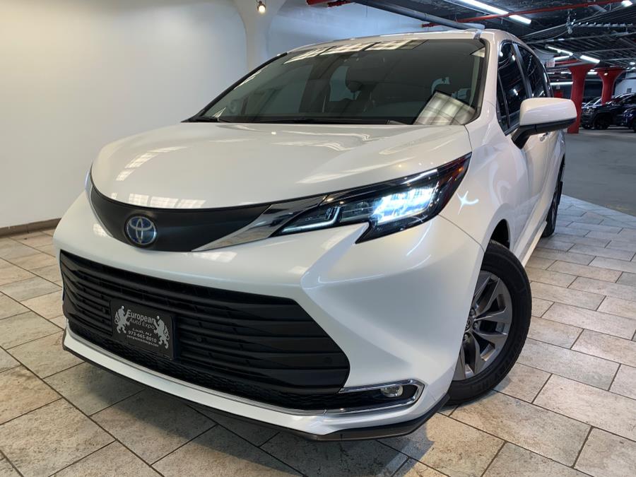 2021 Toyota Sienna XLE FWD 8-Passenger (Natl) photo