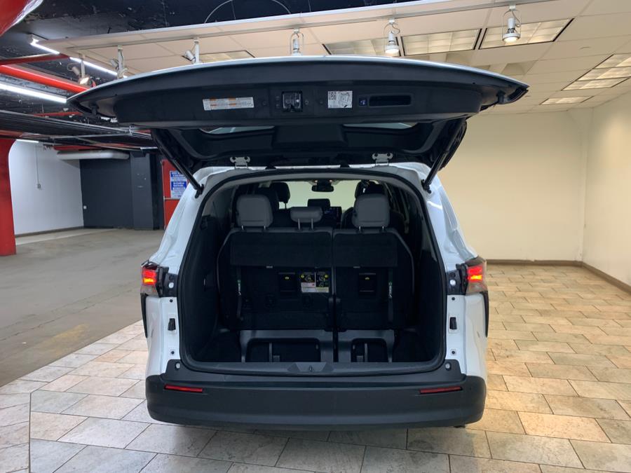 2021 Toyota Sienna XLE FWD 8-Passenger (Natl) photo