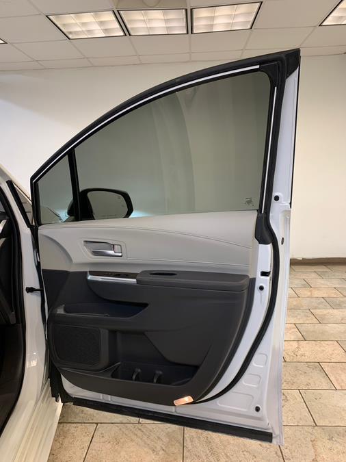 2021 Toyota Sienna XLE FWD 8-Passenger (Natl) photo