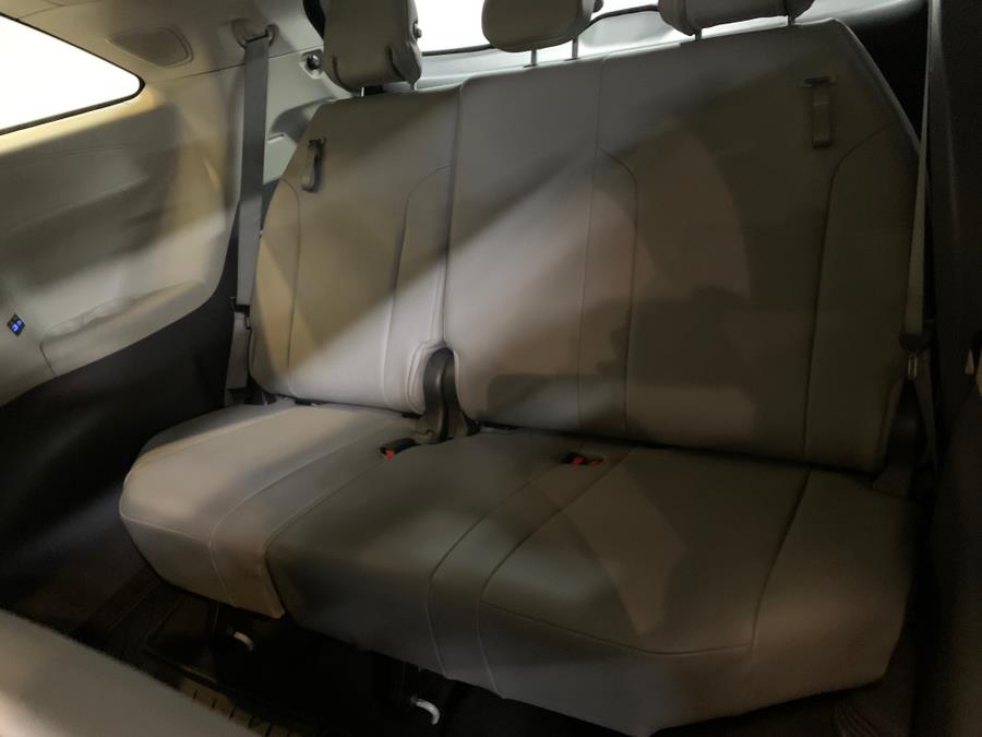 2021 Toyota Sienna XLE FWD 8-Passenger (Natl) photo
