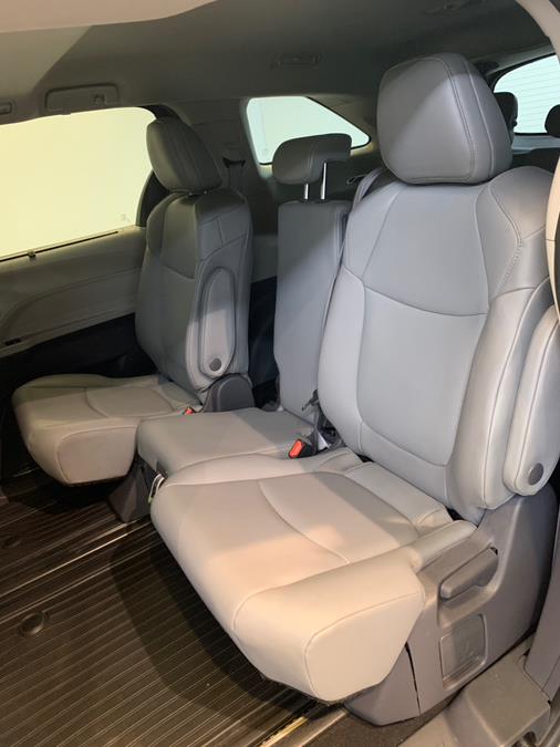 2021 Toyota Sienna XLE FWD 8-Passenger (Natl) photo