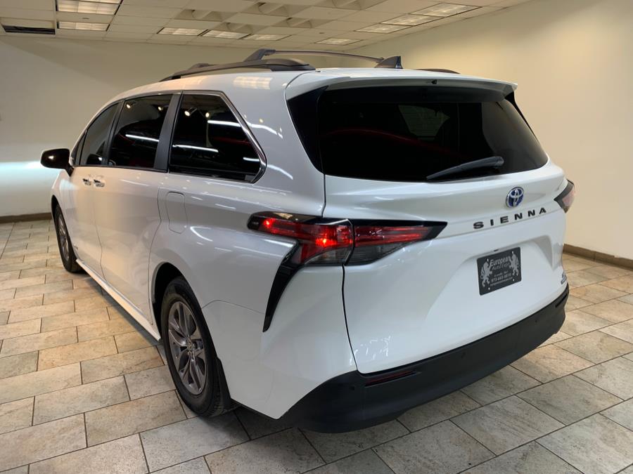 2021 Toyota Sienna XLE FWD 8-Passenger (Natl) photo
