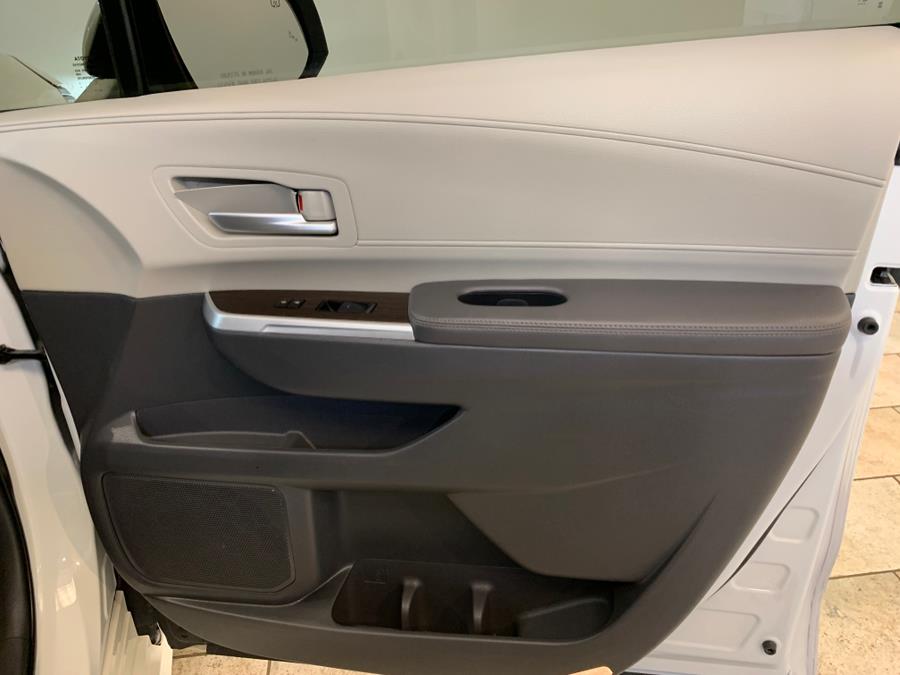 2021 Toyota Sienna XLE FWD 8-Passenger (Natl) photo