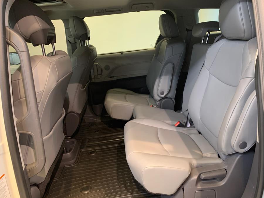 2021 Toyota Sienna XLE FWD 8-Passenger (Natl) photo
