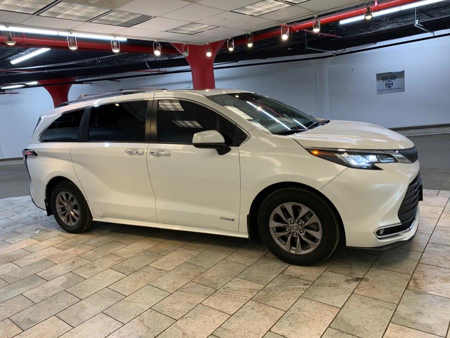 2021 Toyota Sienna XLE FWD 8-Passenger (Natl) photo