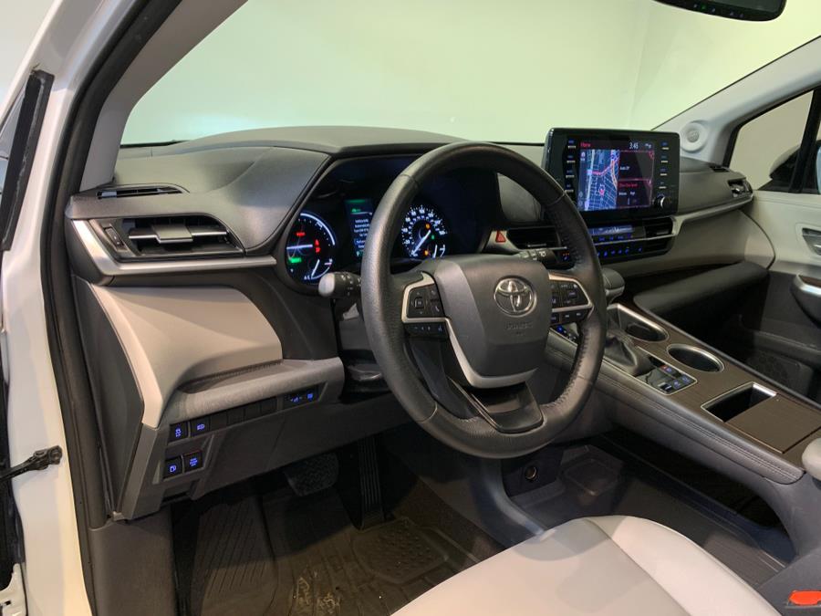 2021 Toyota Sienna XLE FWD 8-Passenger (Natl) photo