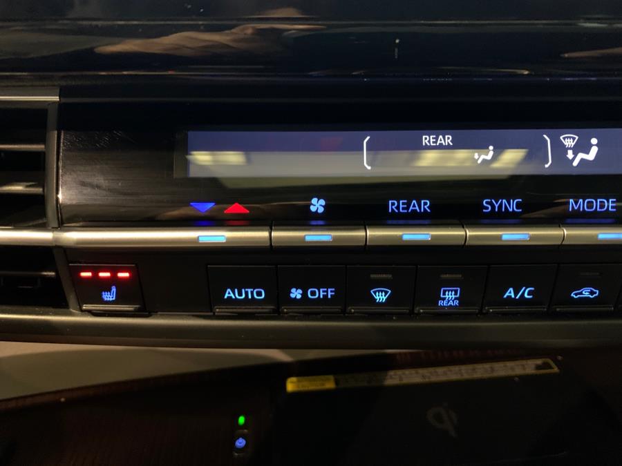 2021 Toyota Sienna XLE FWD 8-Passenger (Natl) photo