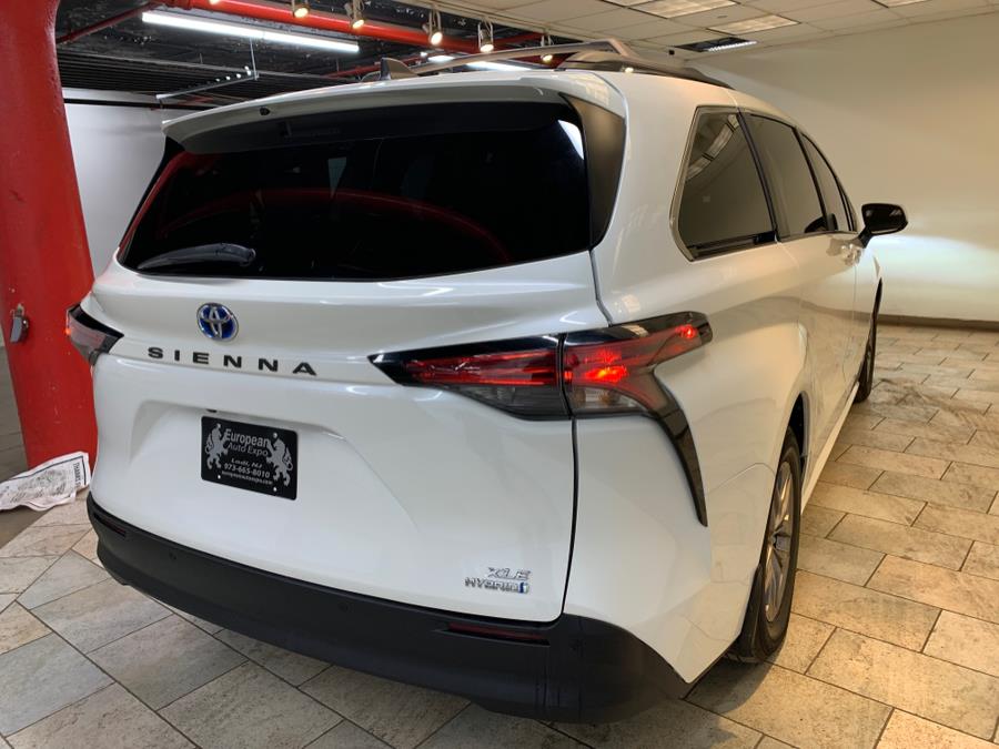 2021 Toyota Sienna XLE FWD 8-Passenger (Natl) photo