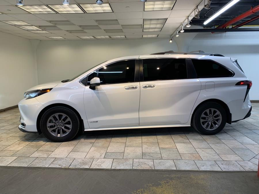 2021 Toyota Sienna XLE FWD 8-Passenger (Natl) photo