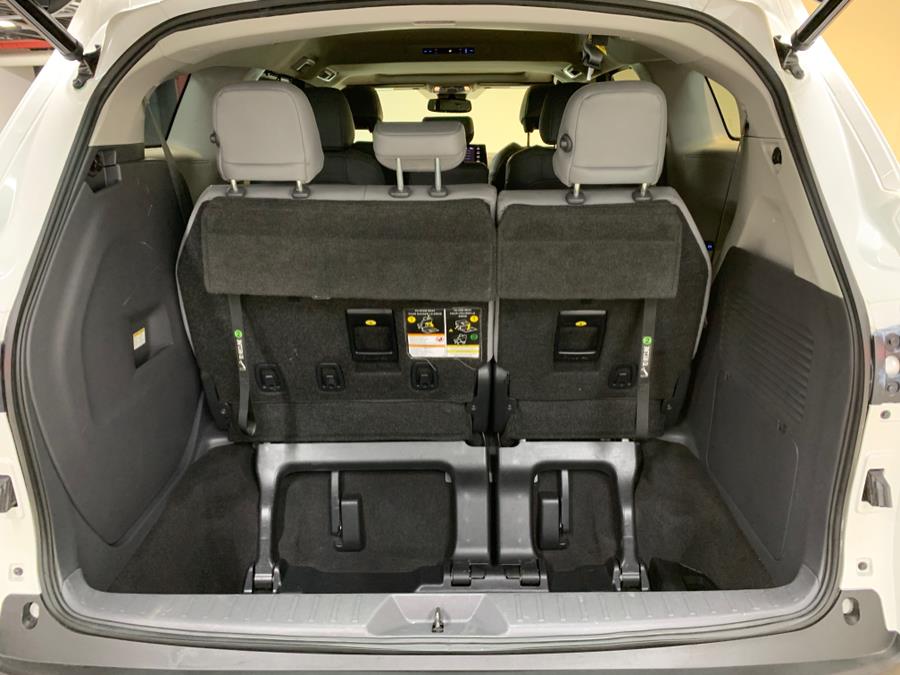 2021 Toyota Sienna XLE FWD 8-Passenger (Natl) photo