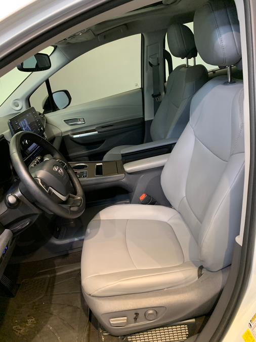 2021 Toyota Sienna XLE FWD 8-Passenger (Natl) photo
