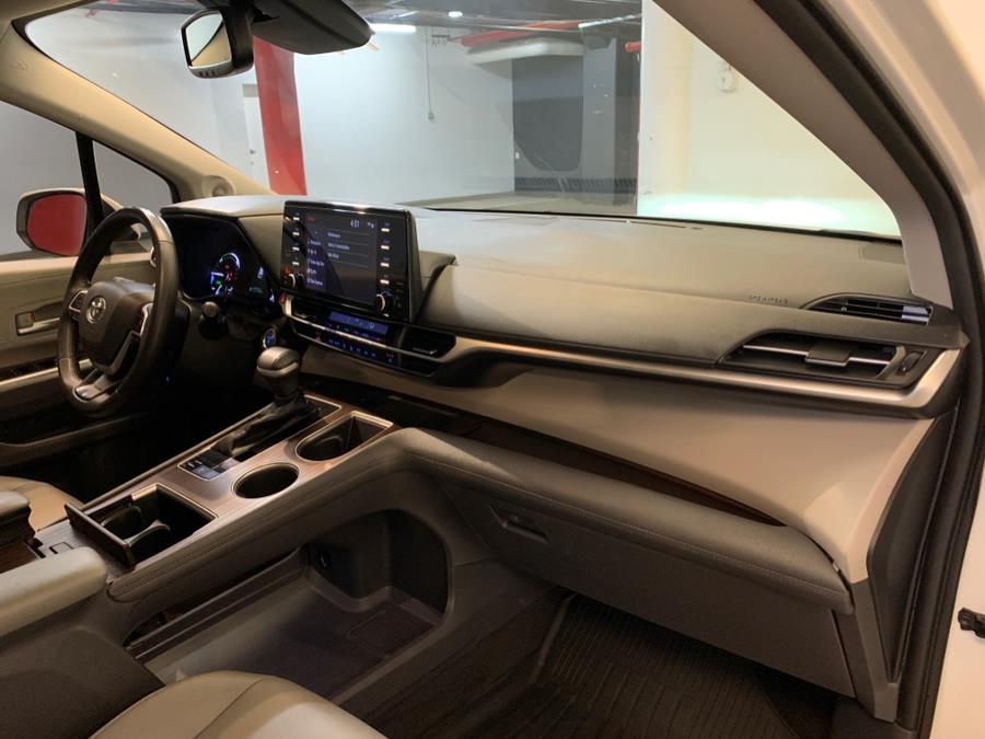 2021 Toyota Sienna XLE FWD 8-Passenger (Natl) photo