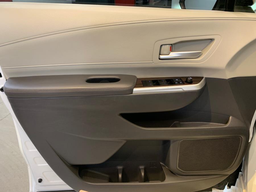 2021 Toyota Sienna XLE FWD 8-Passenger (Natl) photo