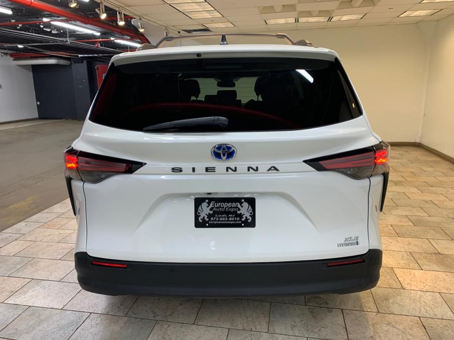 2021 Toyota Sienna XLE FWD 8-Passenger (Natl) photo