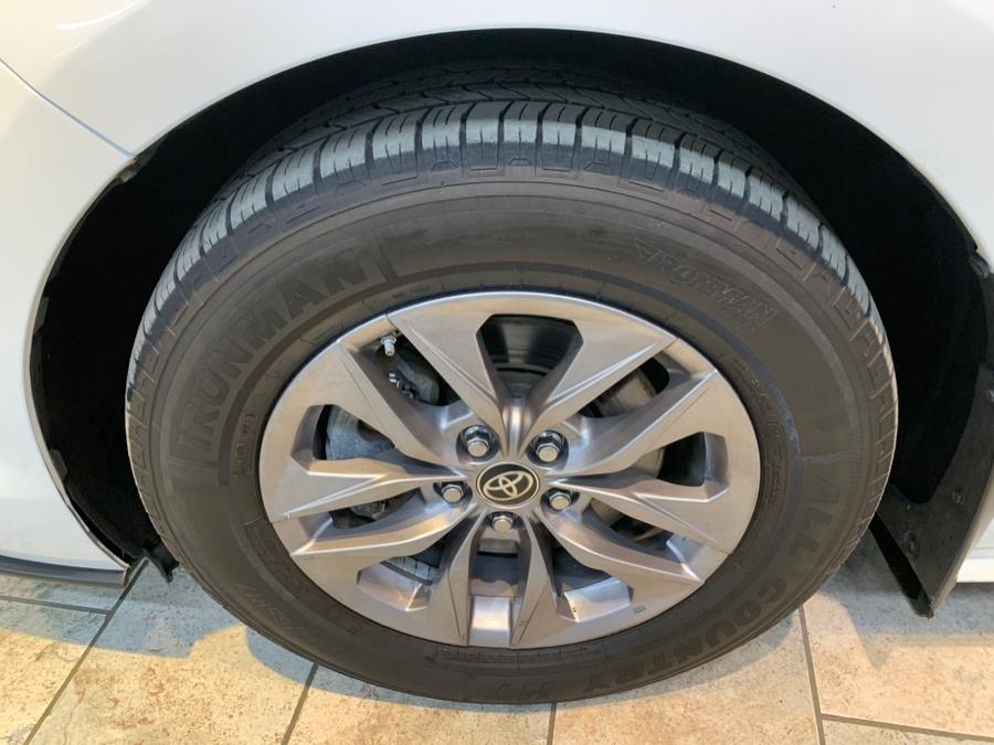 2021 Toyota Sienna XLE FWD 8-Passenger (Natl) photo