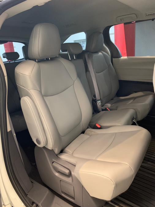 2021 Toyota Sienna XLE FWD 8-Passenger (Natl) photo