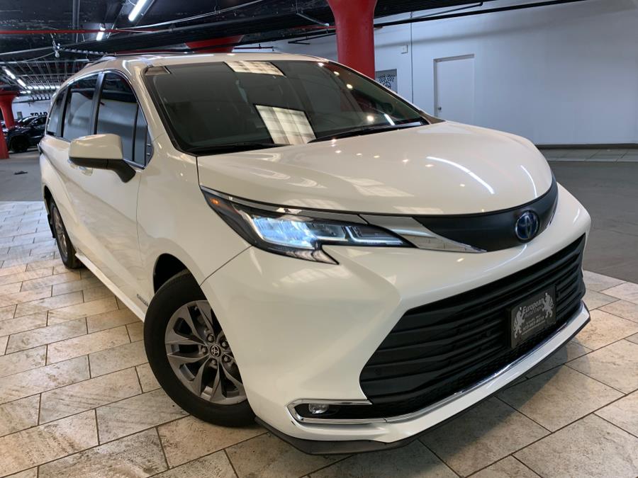 2021 Toyota Sienna XLE FWD 8-Passenger (Natl) photo