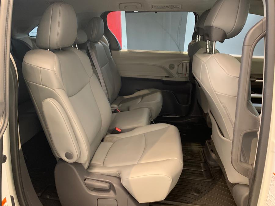 2021 Toyota Sienna XLE FWD 8-Passenger (Natl) photo