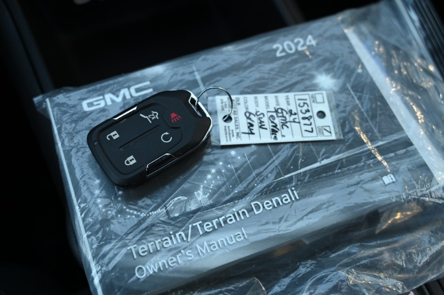2024 GMC Terrain AWD 4dr SLT photo