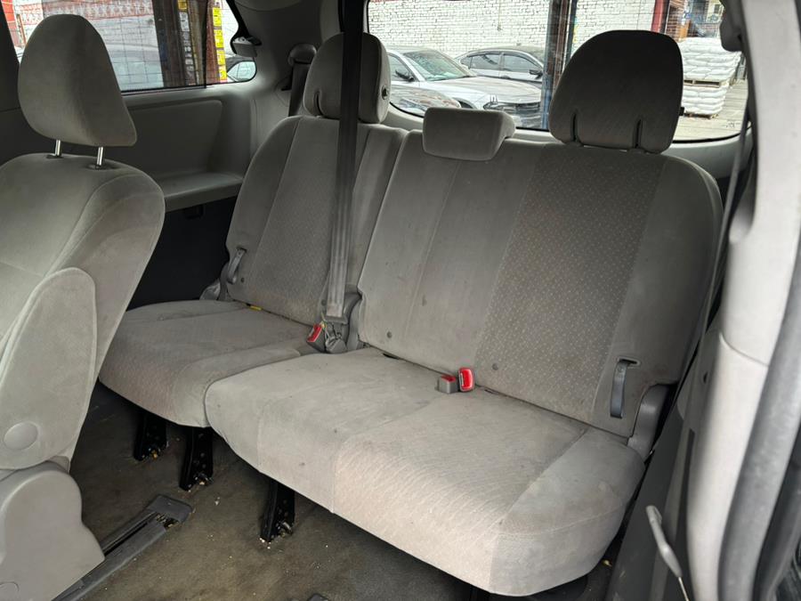 2015 Toyota Sienna 5dr 7-Pass Van LE AWD (Natl) photo