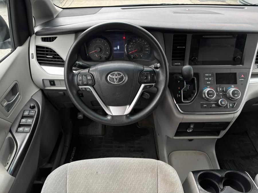 2015 Toyota Sienna 5dr 7-Pass Van LE AWD (Natl) photo