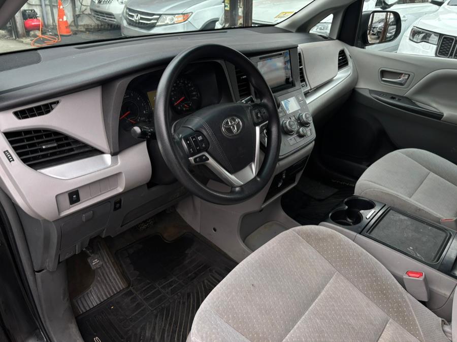 2015 Toyota Sienna 5dr 7-Pass Van LE AWD (Natl) photo
