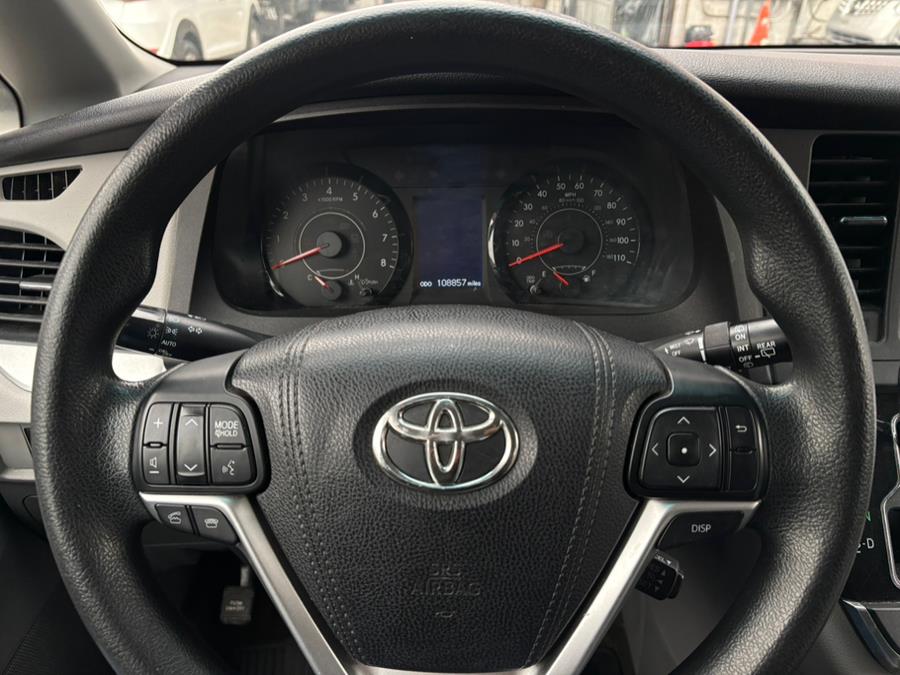 2015 Toyota Sienna 5dr 7-Pass Van LE AWD (Natl) photo