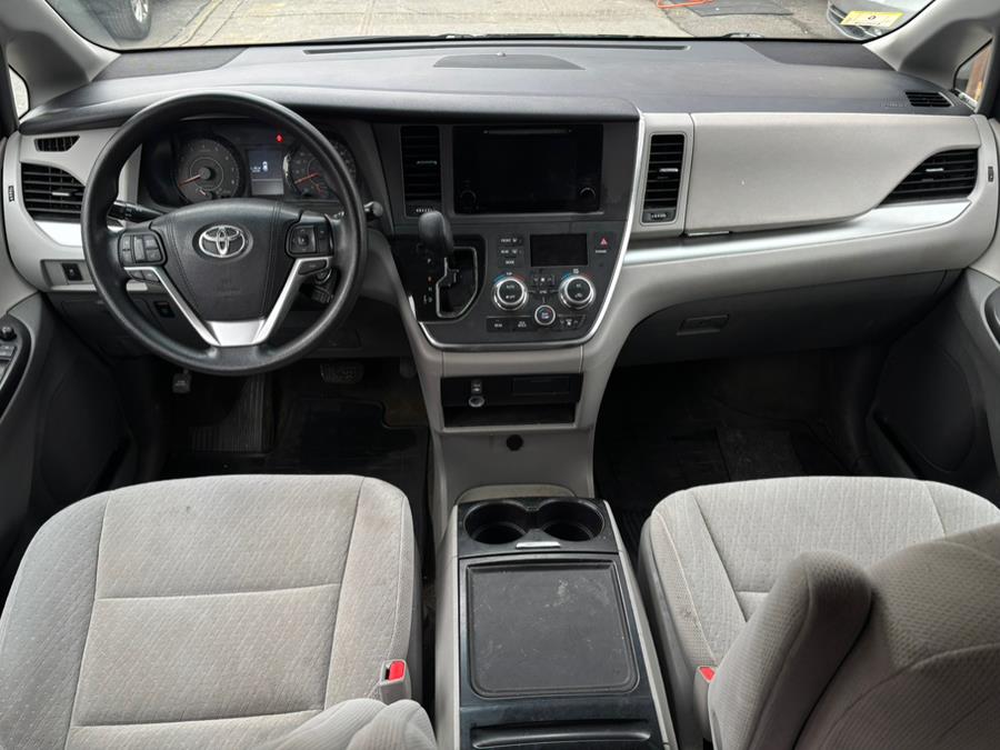 2015 Toyota Sienna 5dr 7-Pass Van LE AWD (Natl) photo