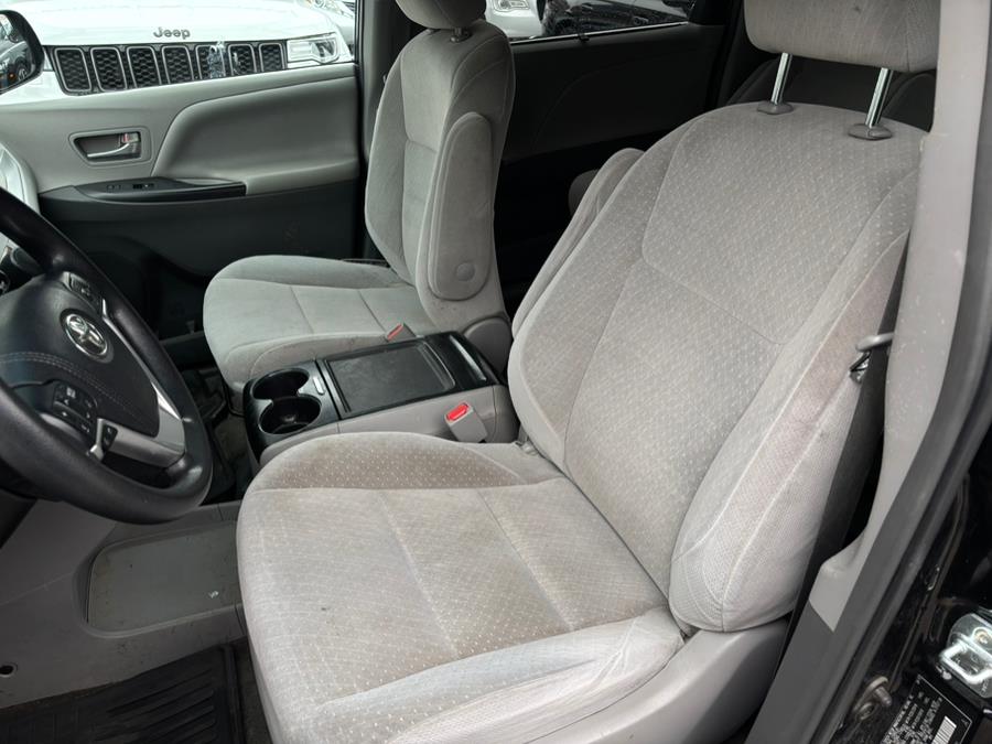2015 Toyota Sienna 5dr 7-Pass Van LE AWD (Natl) photo