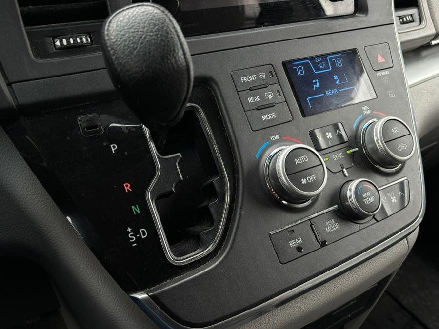 2015 Toyota Sienna 5dr 7-Pass Van LE AWD (Natl) photo