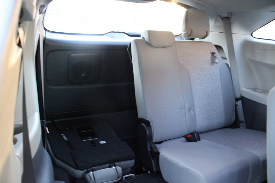 2024 Toyota Sienna LE FWD 8-Passenger (Natl) photo