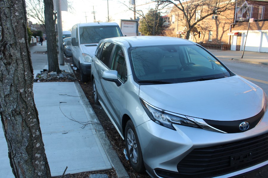 2024 Toyota Sienna LE FWD 8-Passenger (Natl) photo