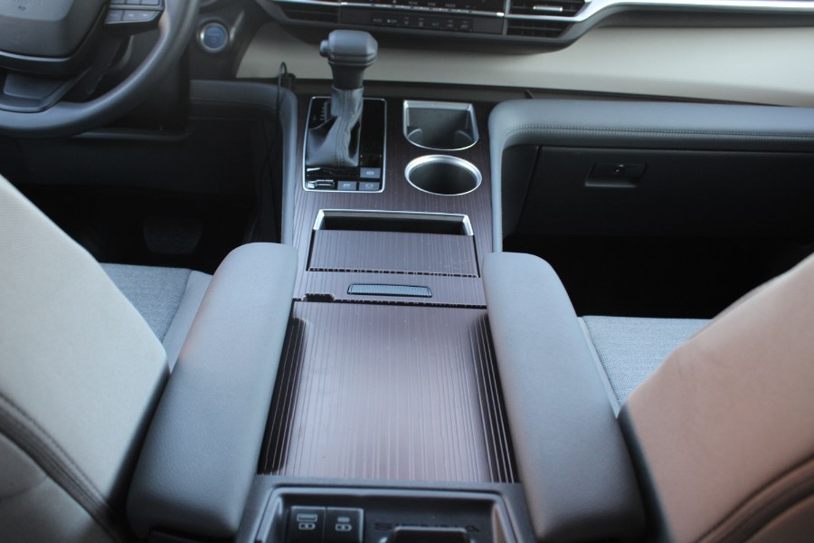2024 Toyota Sienna LE FWD 8-Passenger (Natl) photo