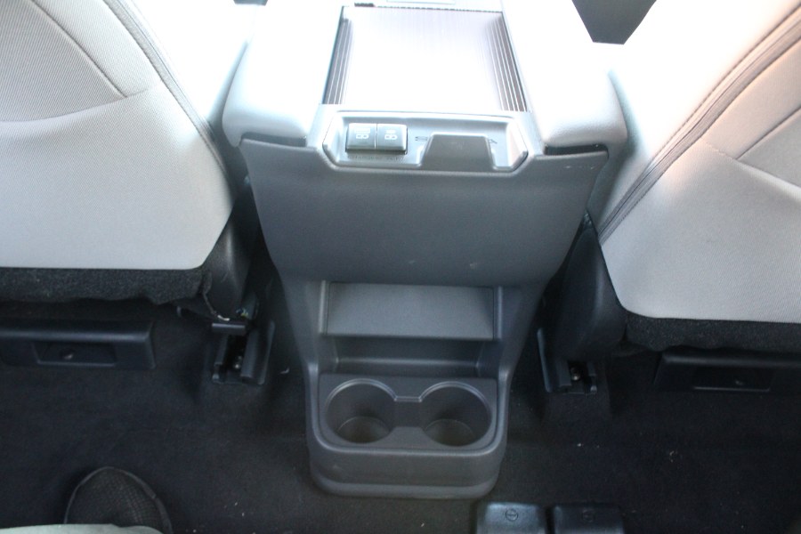 2024 Toyota Sienna LE FWD 8-Passenger (Natl) photo