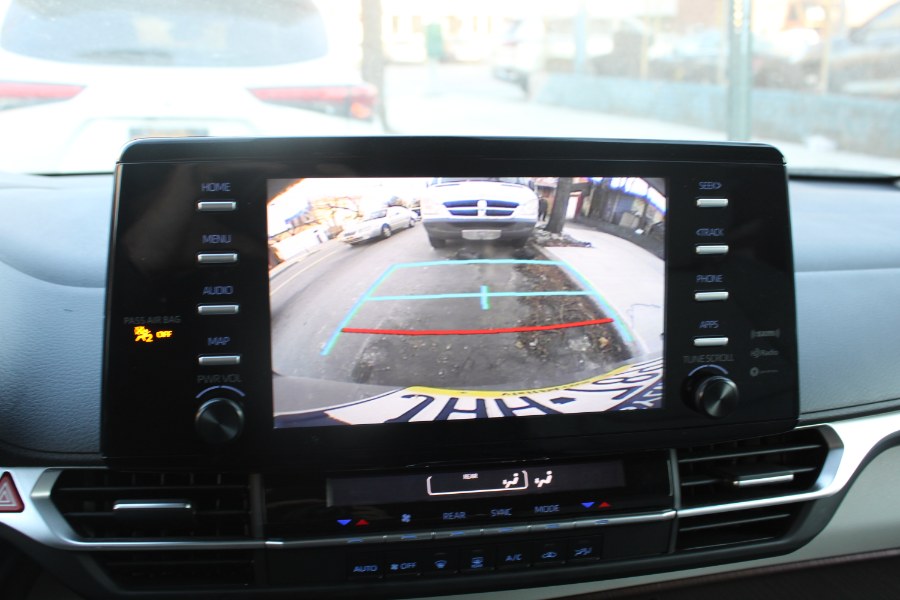 2024 Toyota Sienna LE FWD 8-Passenger (Natl) photo