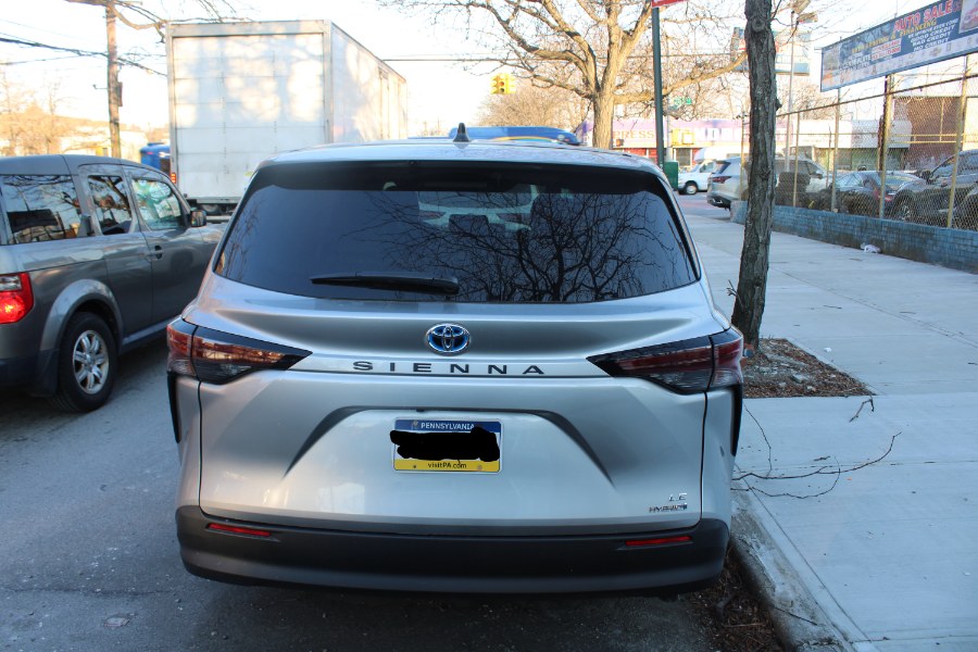 2024 Toyota Sienna LE FWD 8-Passenger (Natl) photo