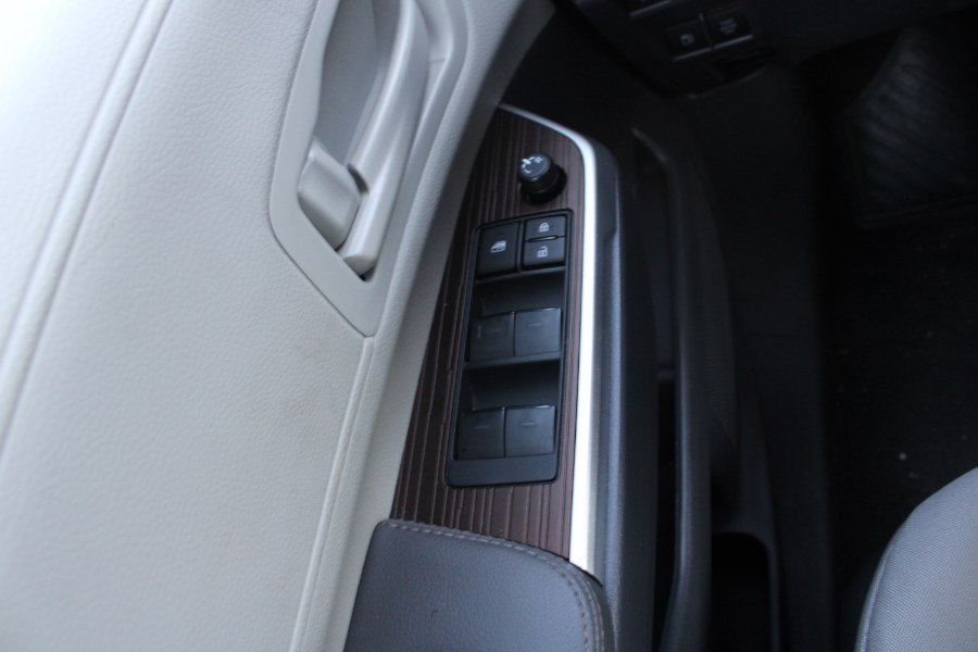 2024 Toyota Sienna LE FWD 8-Passenger (Natl) photo