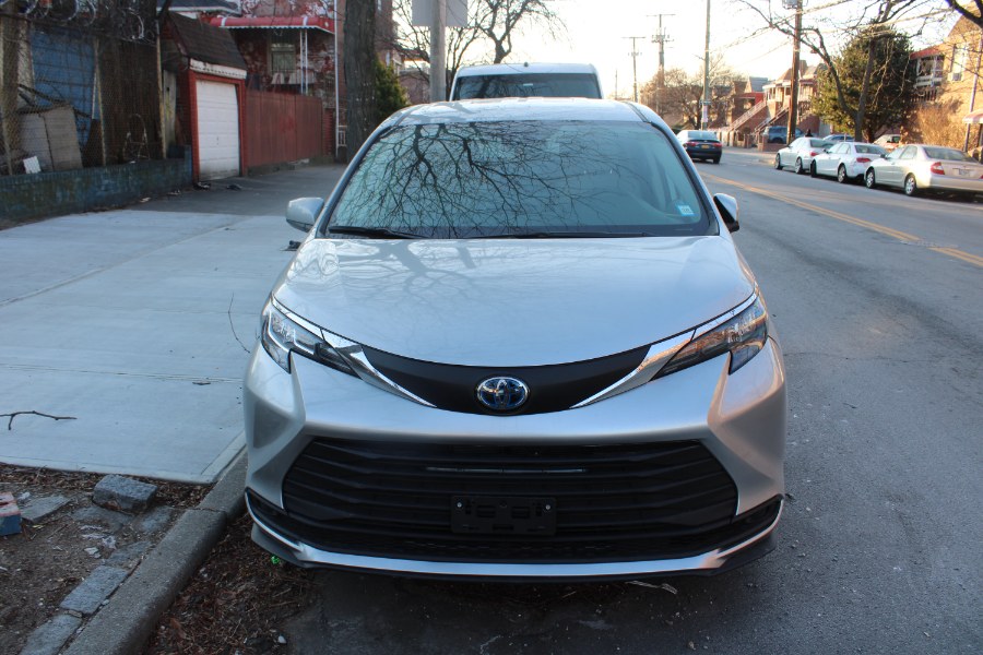 2024 Toyota Sienna LE FWD 8-Passenger (Natl) photo