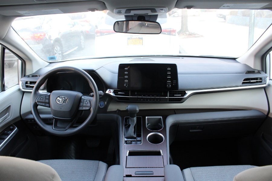 2024 Toyota Sienna LE FWD 8-Passenger (Natl) photo