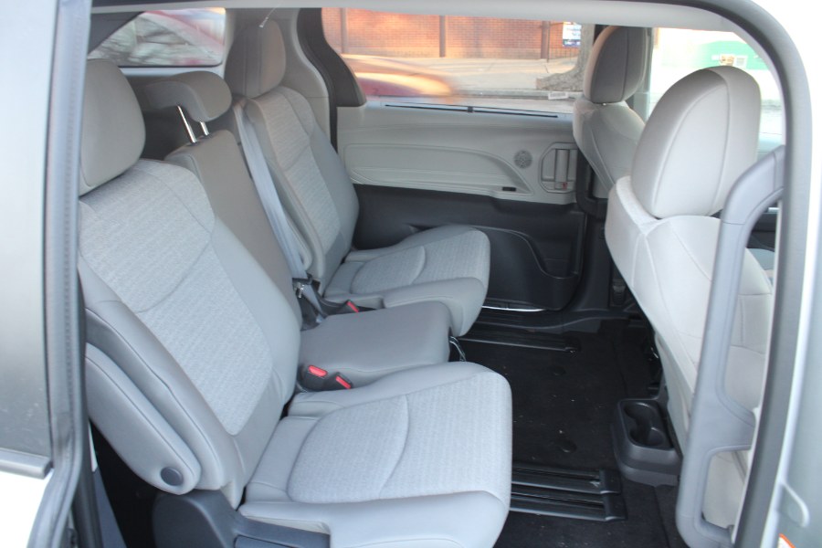2024 Toyota Sienna LE FWD 8-Passenger (Natl) photo