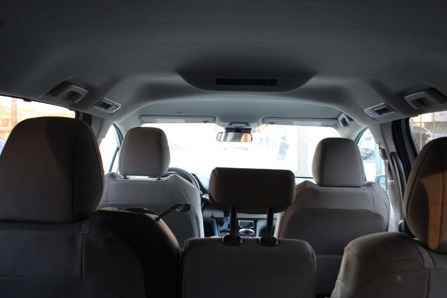 2024 Toyota Sienna LE FWD 8-Passenger (Natl) photo