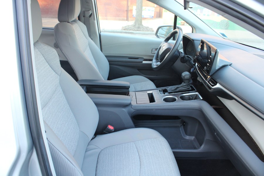 2024 Toyota Sienna LE FWD 8-Passenger (Natl) photo