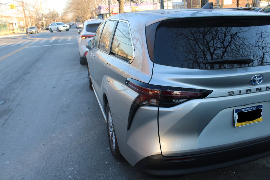 2024 Toyota Sienna LE FWD 8-Passenger (Natl) photo