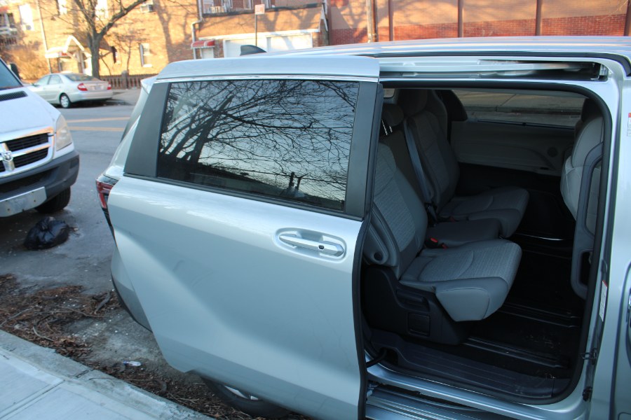 2024 Toyota Sienna LE FWD 8-Passenger (Natl) photo