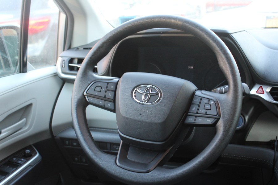 2024 Toyota Sienna LE FWD 8-Passenger (Natl) photo