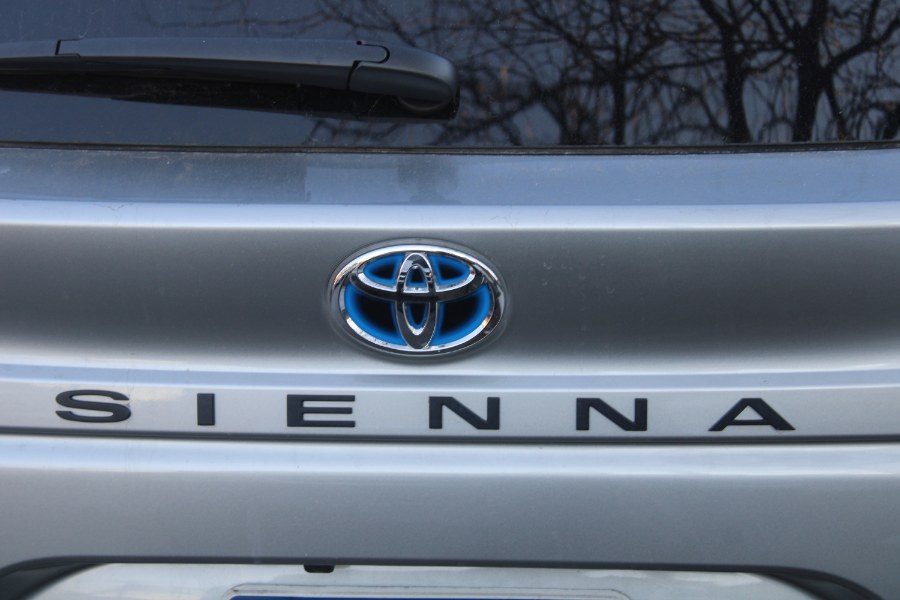 2024 Toyota Sienna LE FWD 8-Passenger (Natl) photo