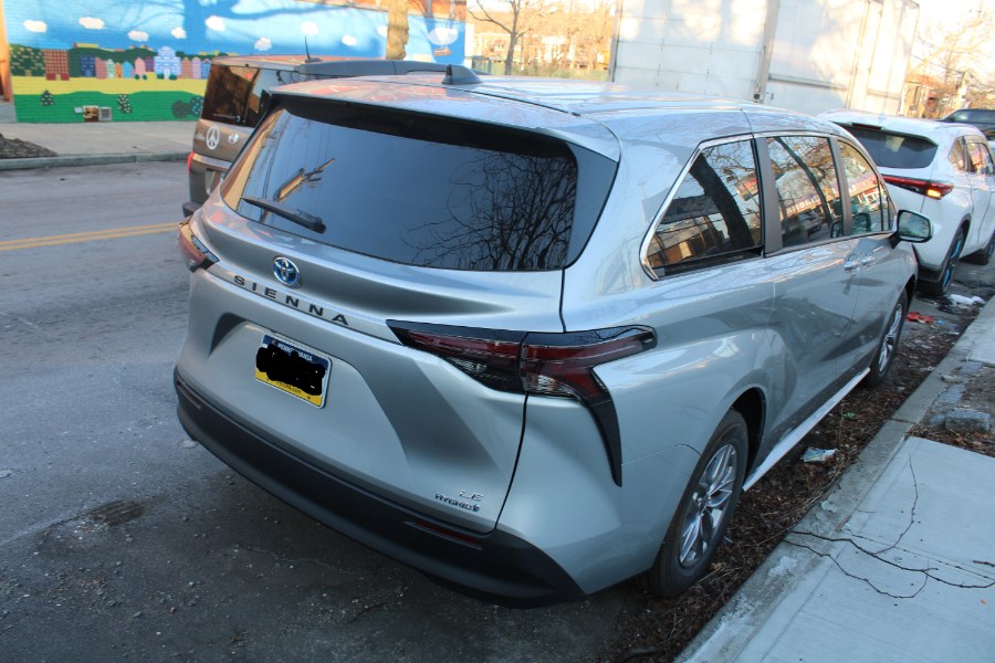 2024 Toyota Sienna LE FWD 8-Passenger (Natl) photo