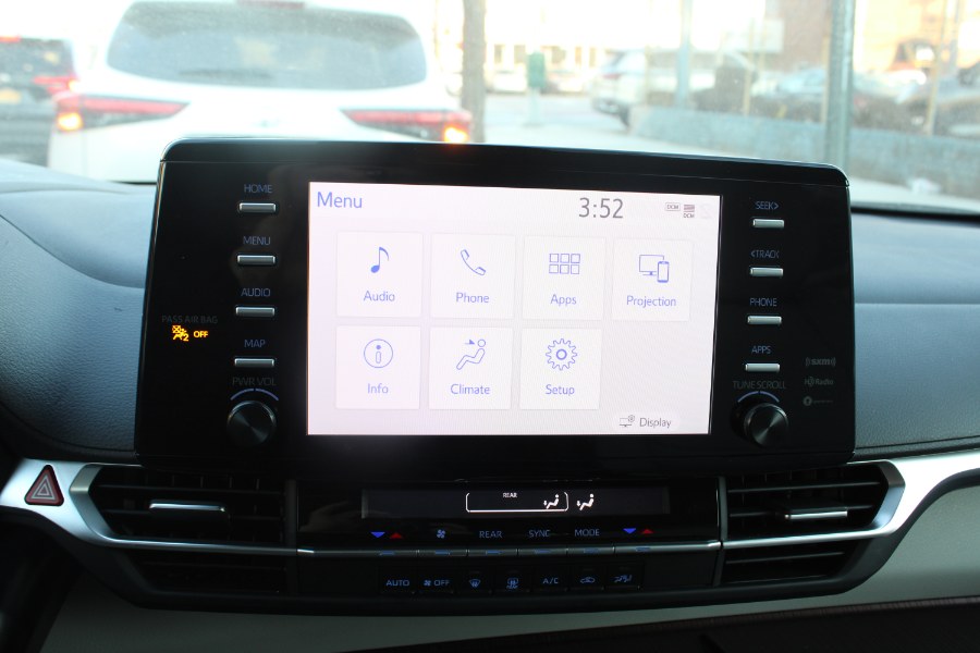 2024 Toyota Sienna LE FWD 8-Passenger (Natl) photo