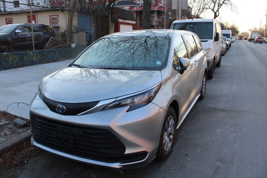 2024 Toyota Sienna LE FWD 8-Passenger (Natl) photo